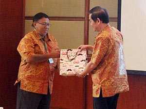 Mr. 
									Gatut received an award for his discipline 
									in reporting the company progress.